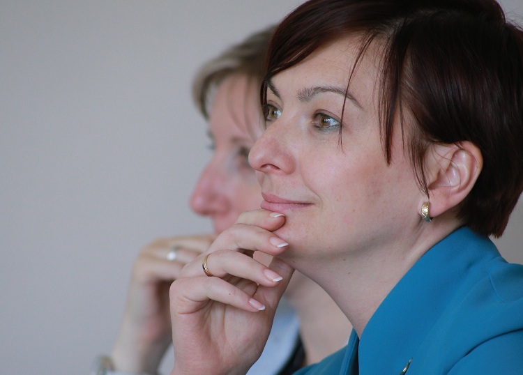 Tor yubka kiygan qizlarning yalang dumbalari